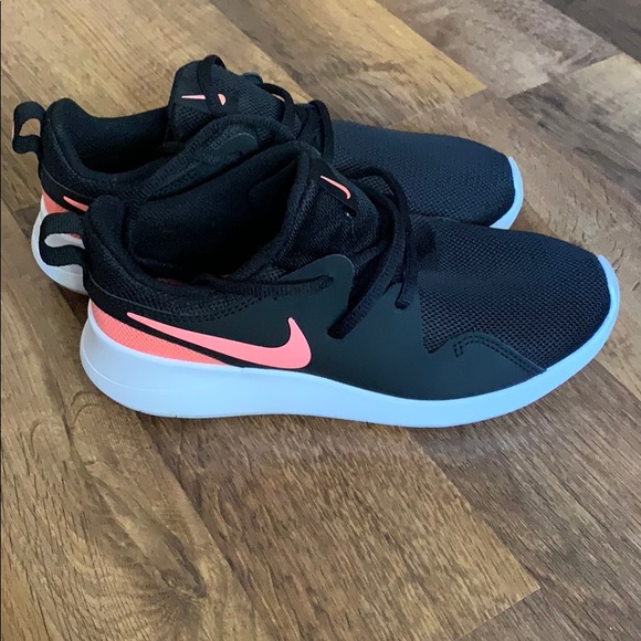 nike girl tennis shoes